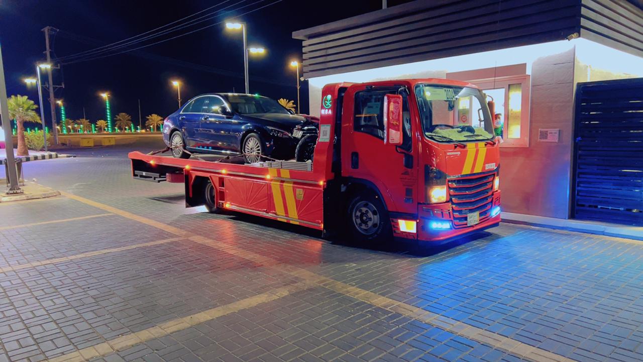 سطحة تحمل سيارة BMW في جنوب الرياض